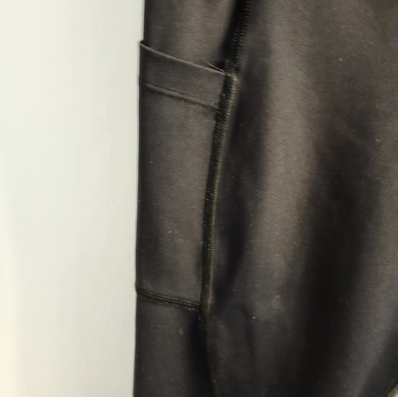 Woman's black cropped zyia capris - Picture 3 of 6